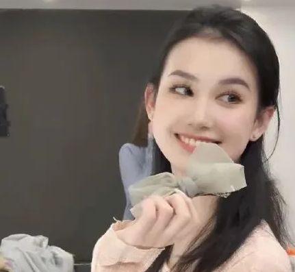 官宣吃瓜网红是谁,揭秘网络红人的幕后故事 第2张 官宣吃瓜网红是谁,揭秘网络红人的幕后故事 第2张