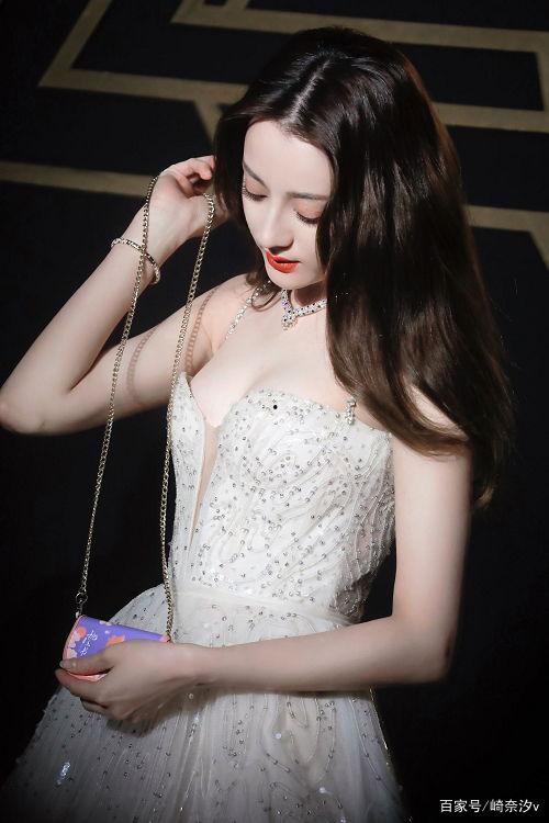 迪丽热巴圈圈爆料视频,揭秘明星幕后生活点滴